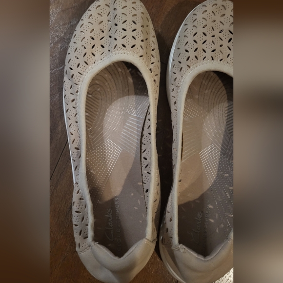 Clarks Beige Women's Cloud Steppers Flats with Laser Cutout Design  Size 11  EUC - Picture 4 of 7